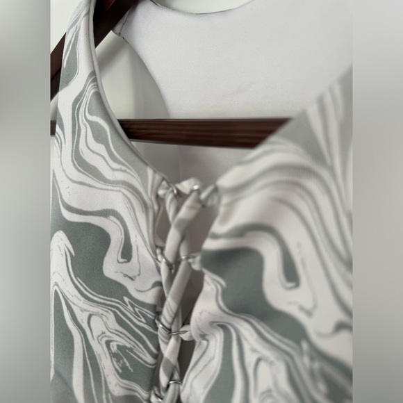 Victoria’s Secret PINK sports bra size XS lacing detail racerback marble pattern - Picture 4 of 7